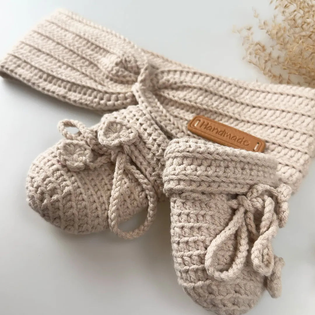 Stirnband und Babyfäustlinge im Set